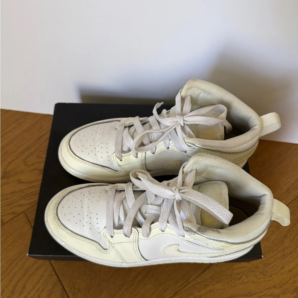 Nike Air Jordan 1 Mid in 
